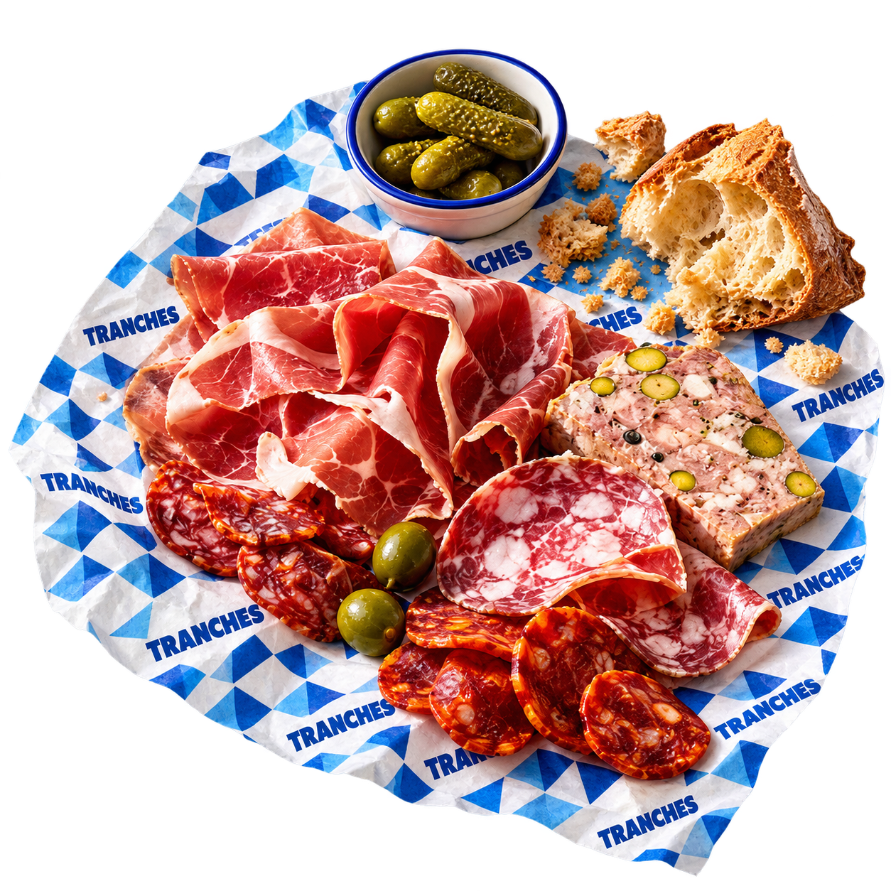 Plateau de charcuterie sur papier Tranches : jambon, saucisson, terrine, cornichons, olives et pain.